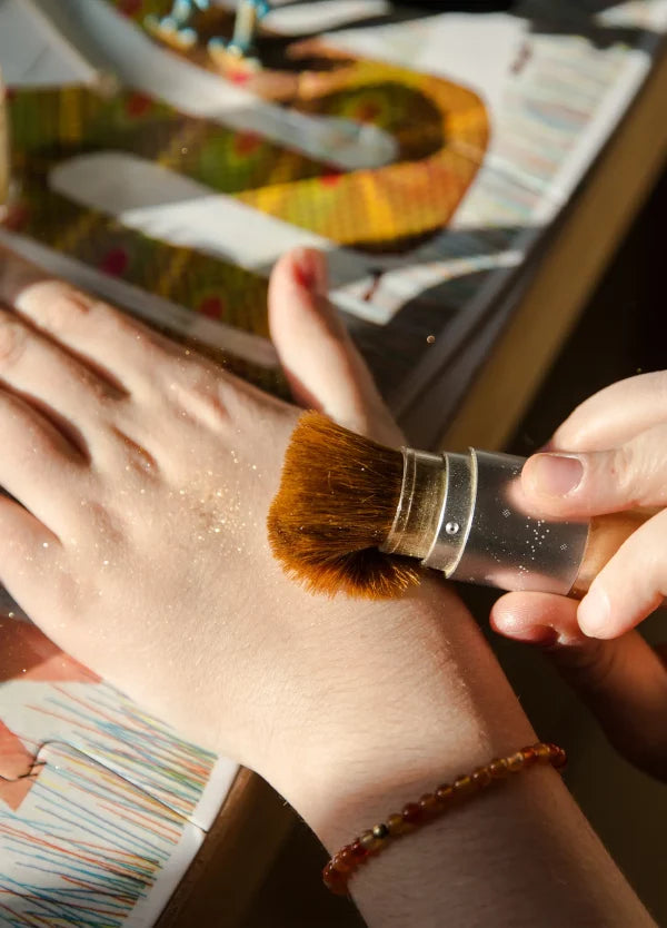 ESTUCHE ORO Pincel mágico + polvos dorados+ labial de vainilla